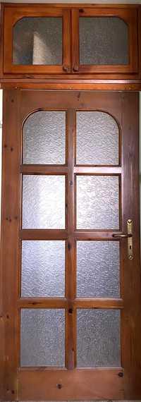 Интериорна дървена врата със стъкло
