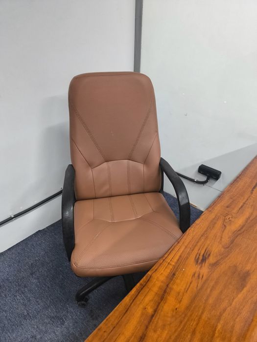 Перешив офисной мебели в ЭКО кожу.