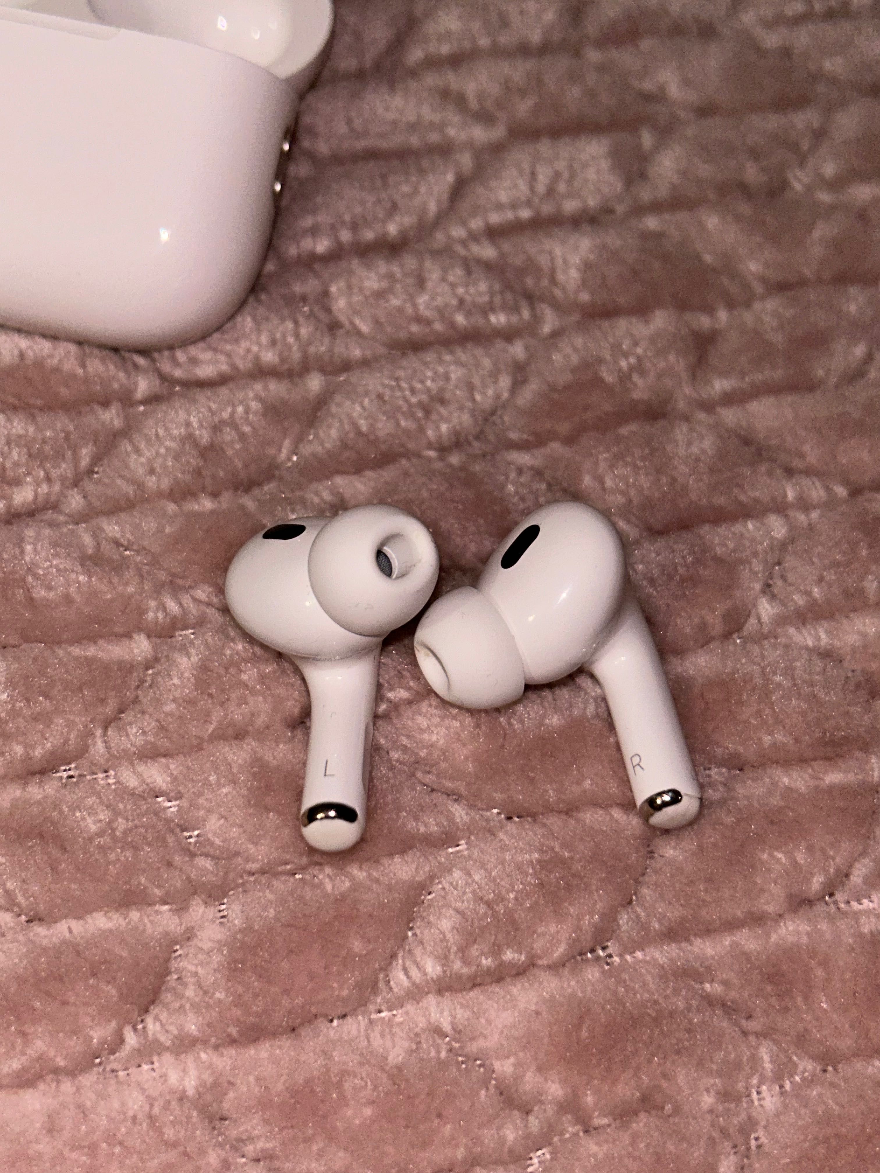 Apple AirPods Pro 2nd generation без гаранция + КЕЙС ПОДАРЪК