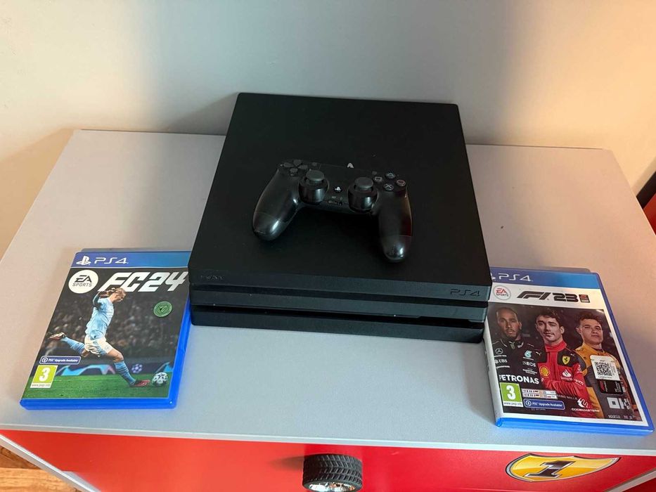 PS4 Pro с джойстик и  2 игри