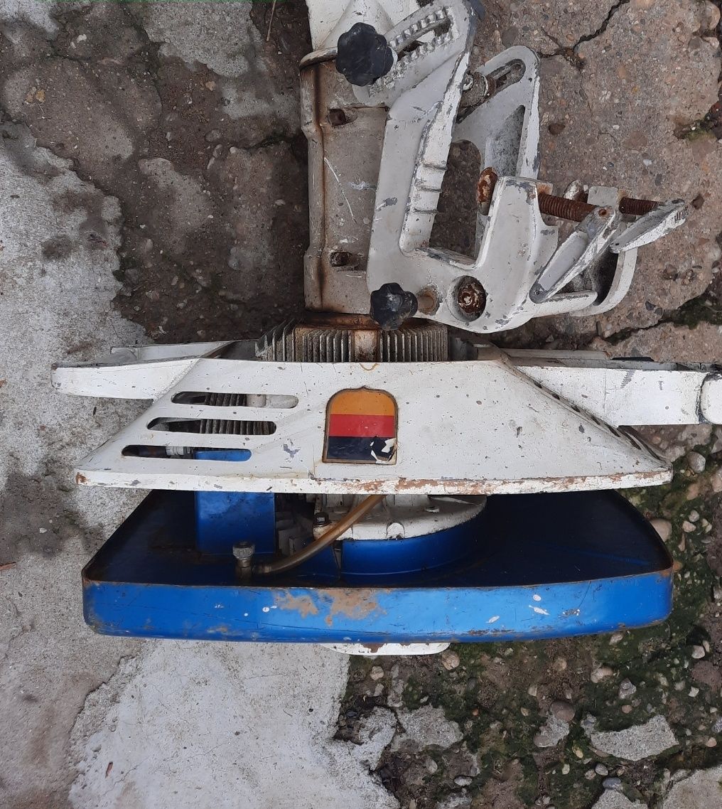 Motor de barcă funcțional.