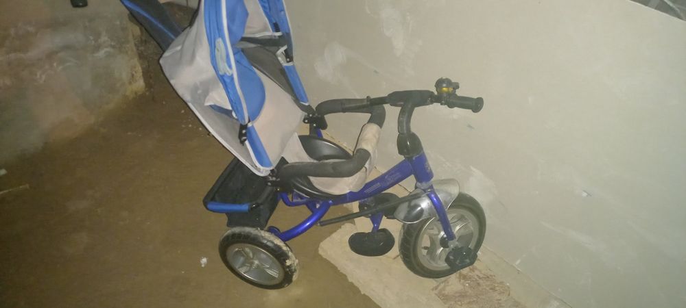 Тремо, вешалка, раковина, трёхколёсный велик и стремянки