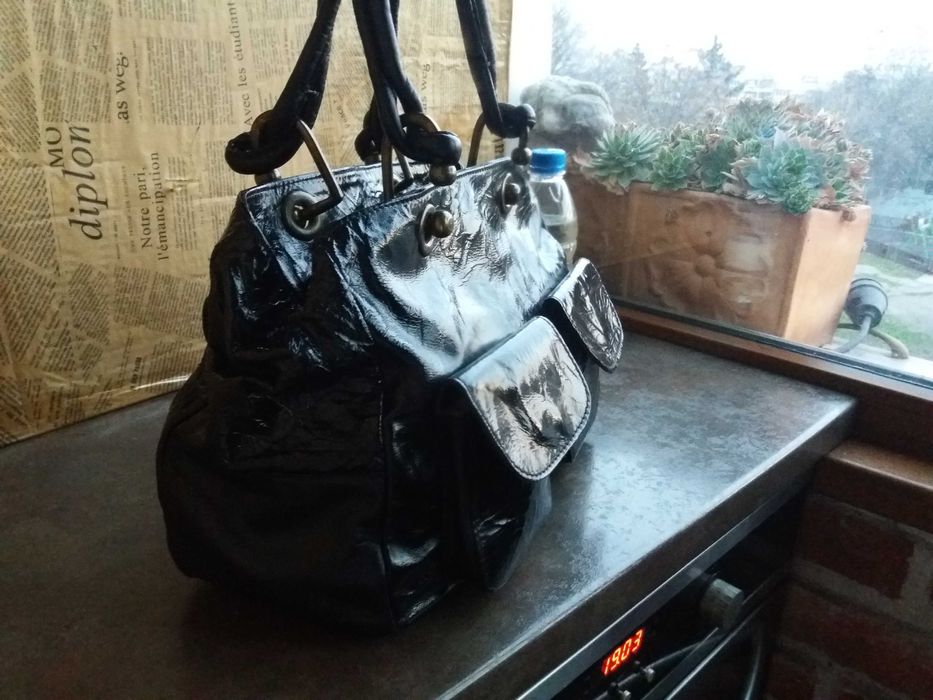 дамска черна чанта,лачена-естествена кожа/ЛАК/