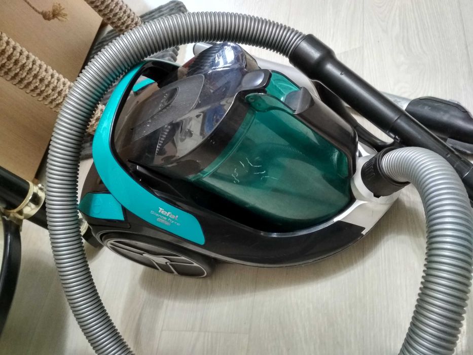 Пылесос   Тефаль в  комплекте! 1800 вт. мощный малошумный!