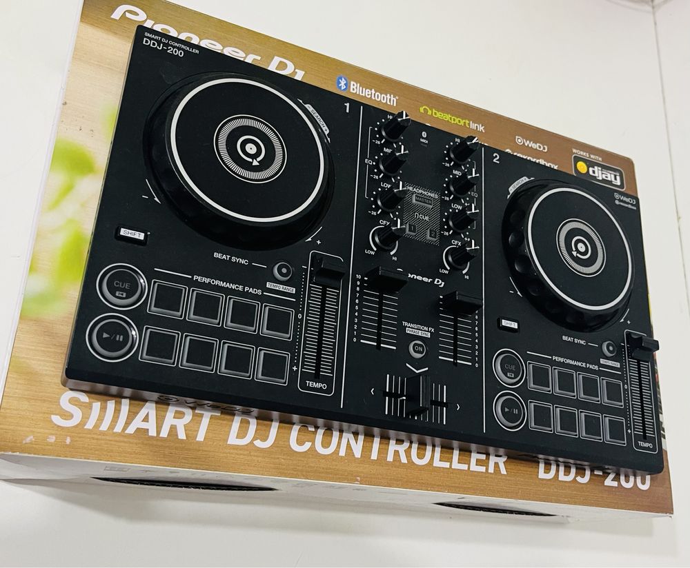 DJ конроллер Pioneer DDJ-200