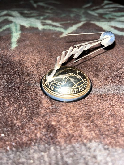 Продам сувенир ссср спутник мир 4-х 1957 идеальное состояние