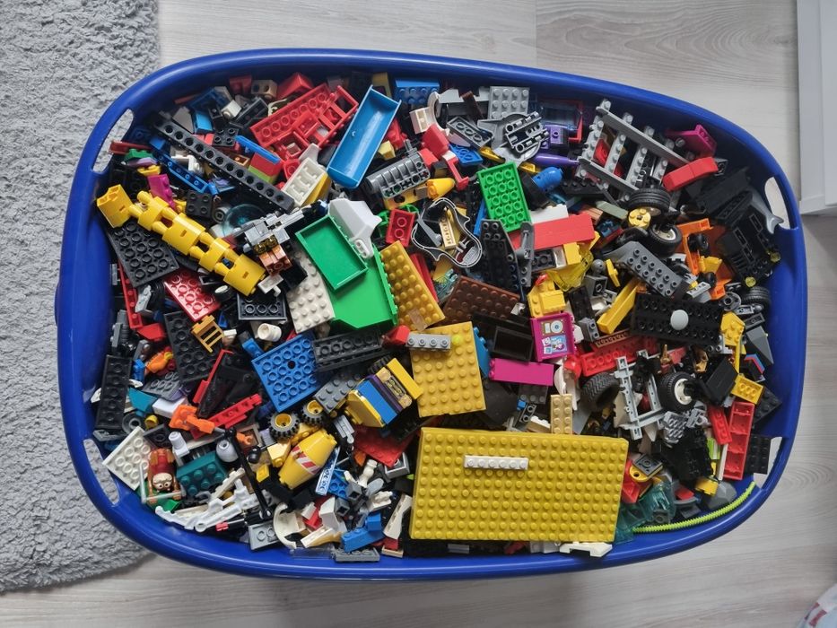 Vând lege la kg sau totul cu tot cu cutia Lego si alte planșe