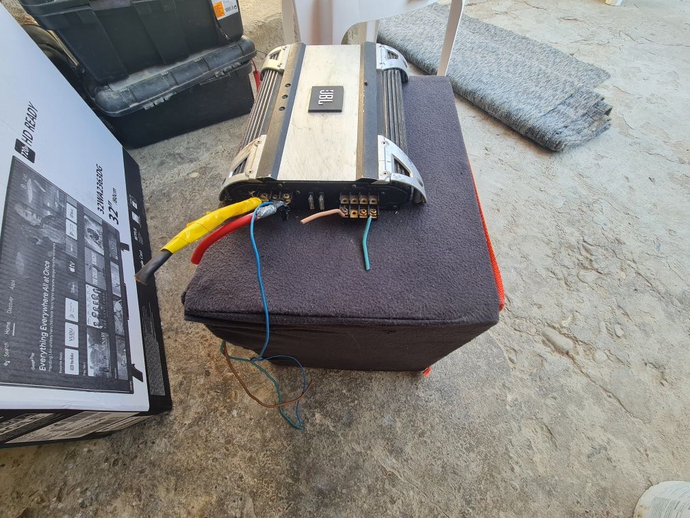 Бас каса със вграден усилвател JBL