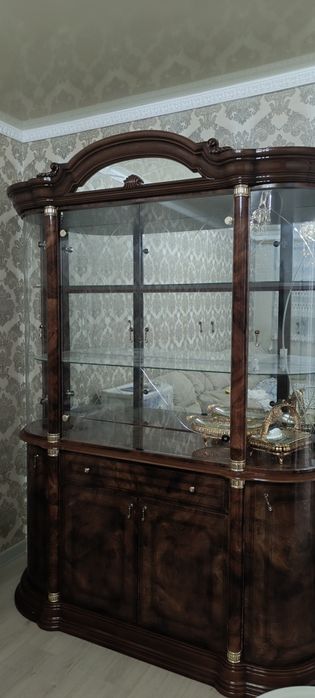 Срочно продам шкаф-витрину