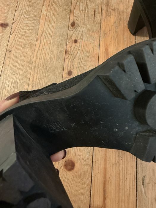 Стилни боти тип чорап на Зара