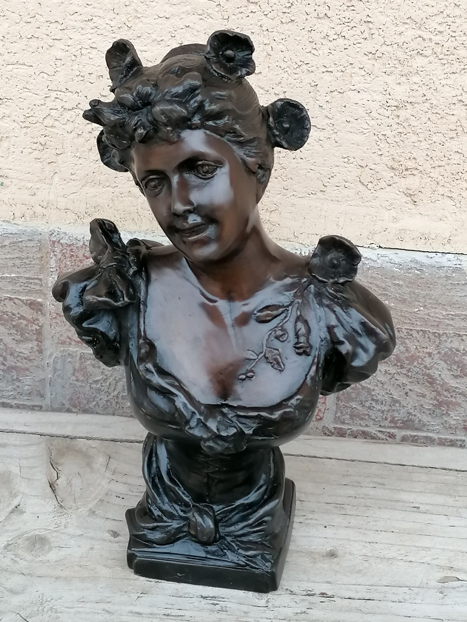 Statueta veche din bronz semnata J. Daste