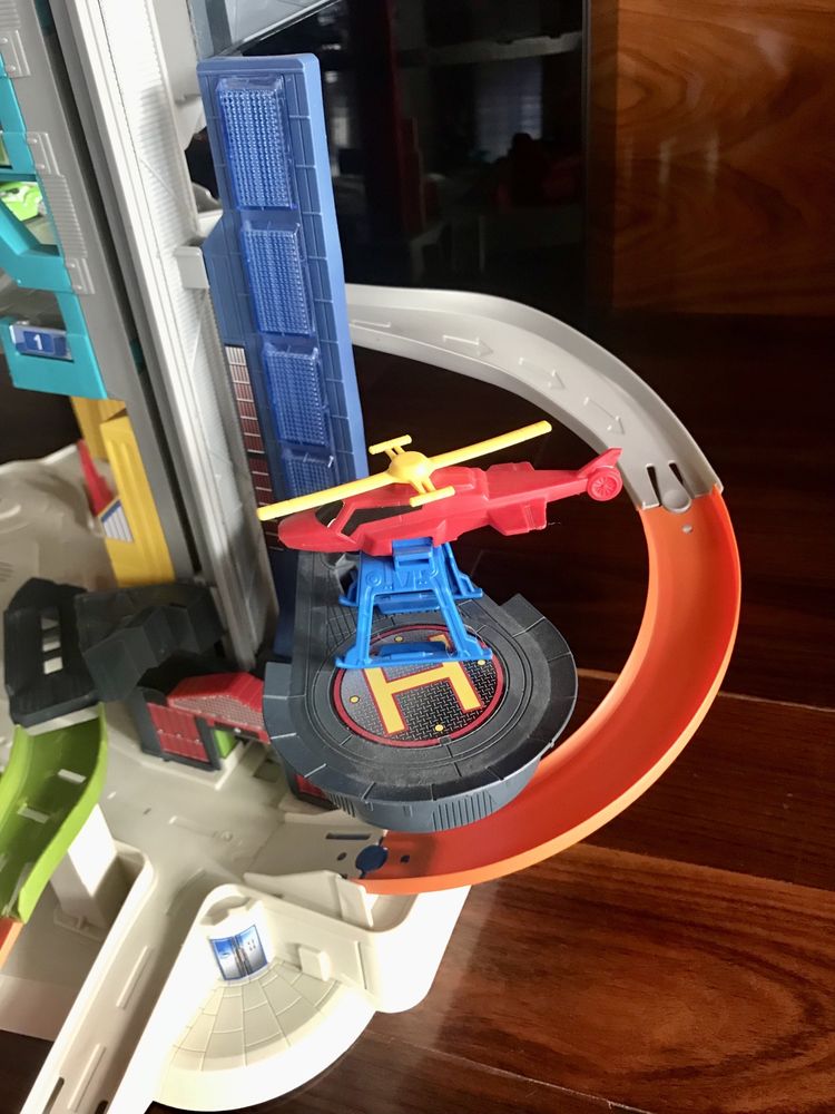 Гигантски мега гараж с писти Hot Wheels Ultimate Garage