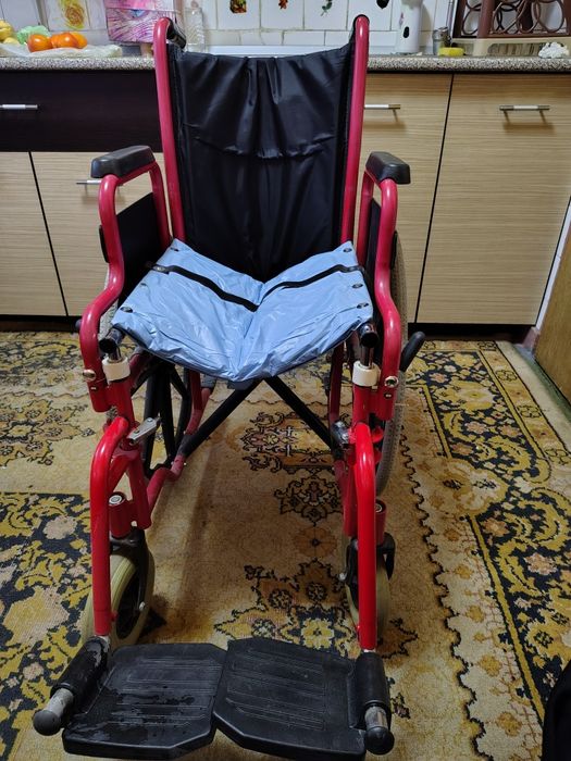 Scaun cu rotile pliabil