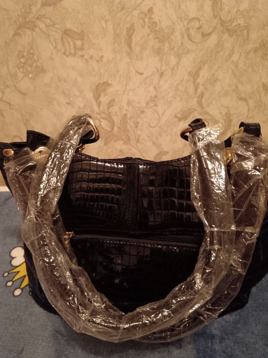 Продам сумку лазер-кожа черную, новую, лёгкую и удобную