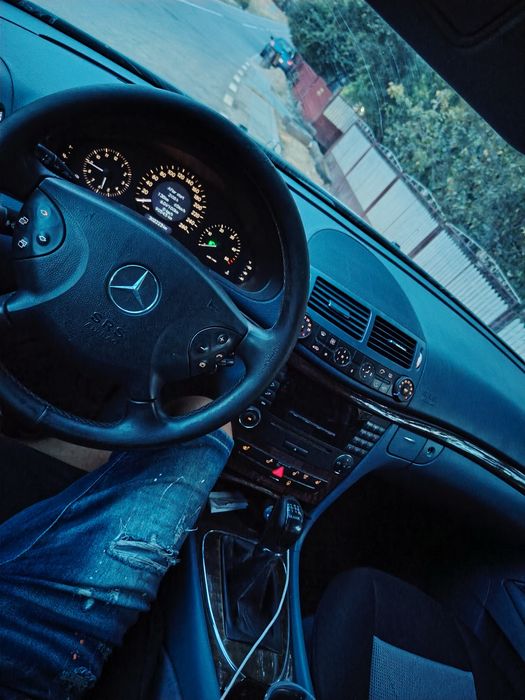 Vând Mercedes e200