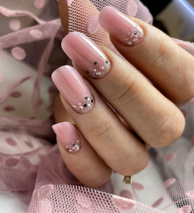 Buna tuturor! Aplic unghii cu gel si semipermanentă cu apex!