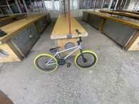 Bmx gri cu roți verzi