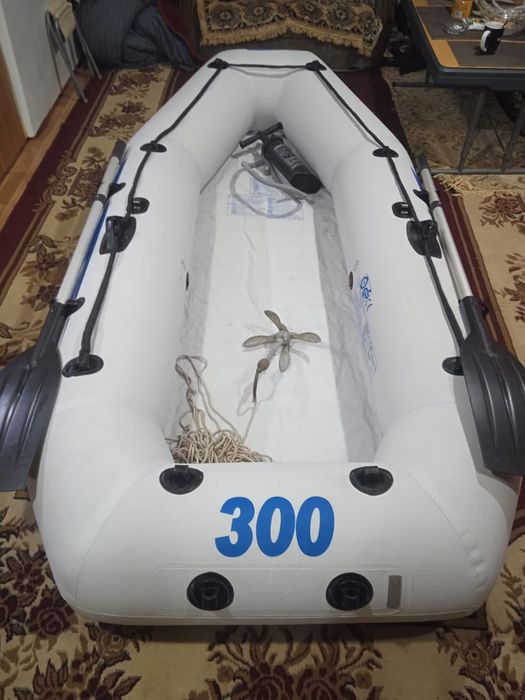 Продам лодку 100000т небольшой торг