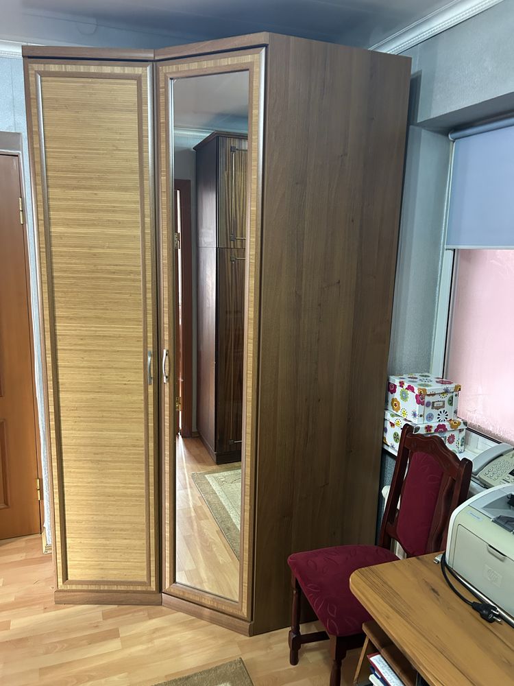 Продам угловой шифонер