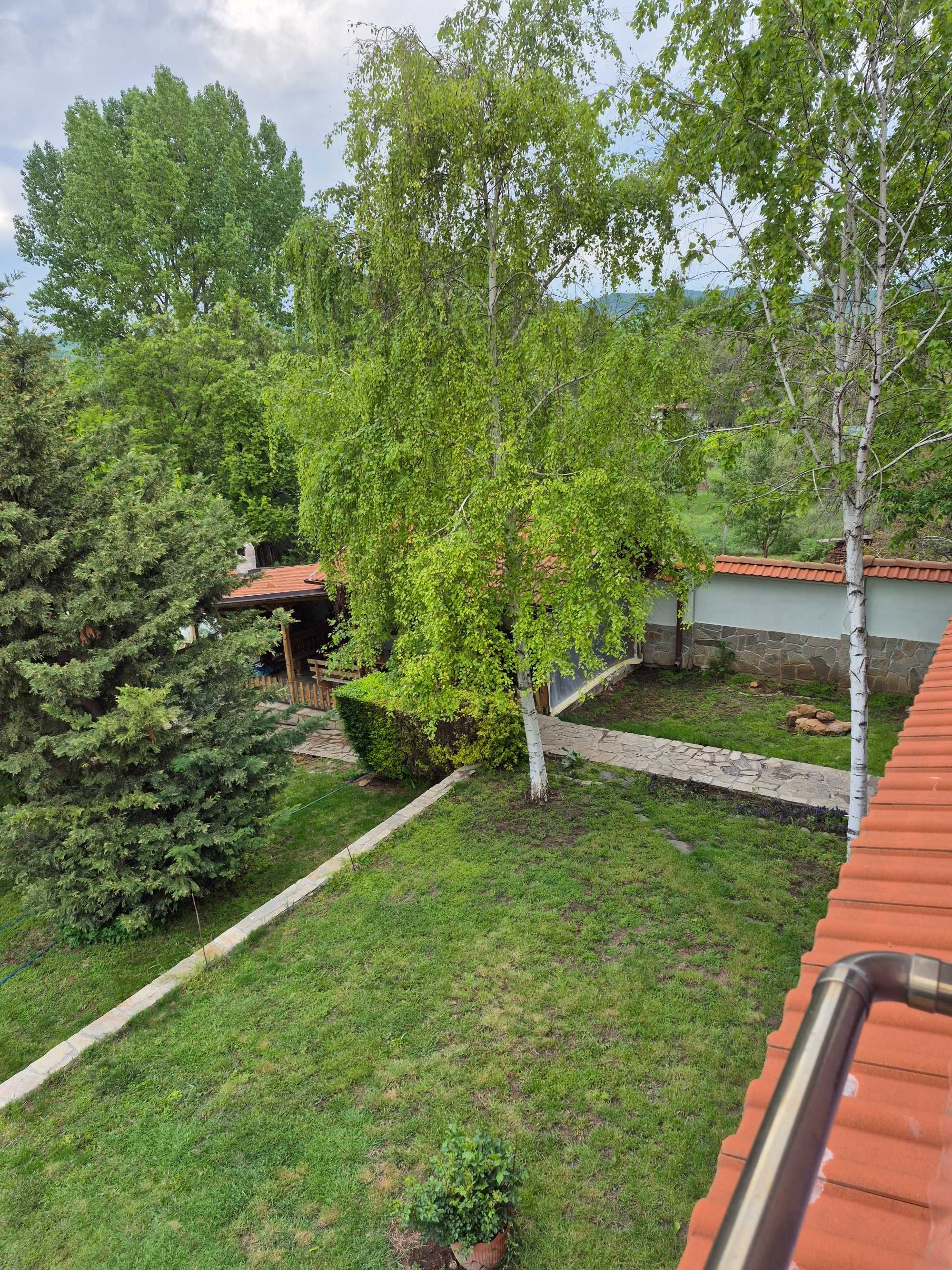 Обзаведена четири етажна къща.
