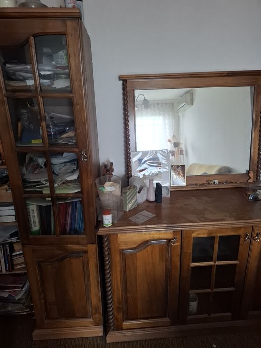 Продавам скрин с 2 витрини