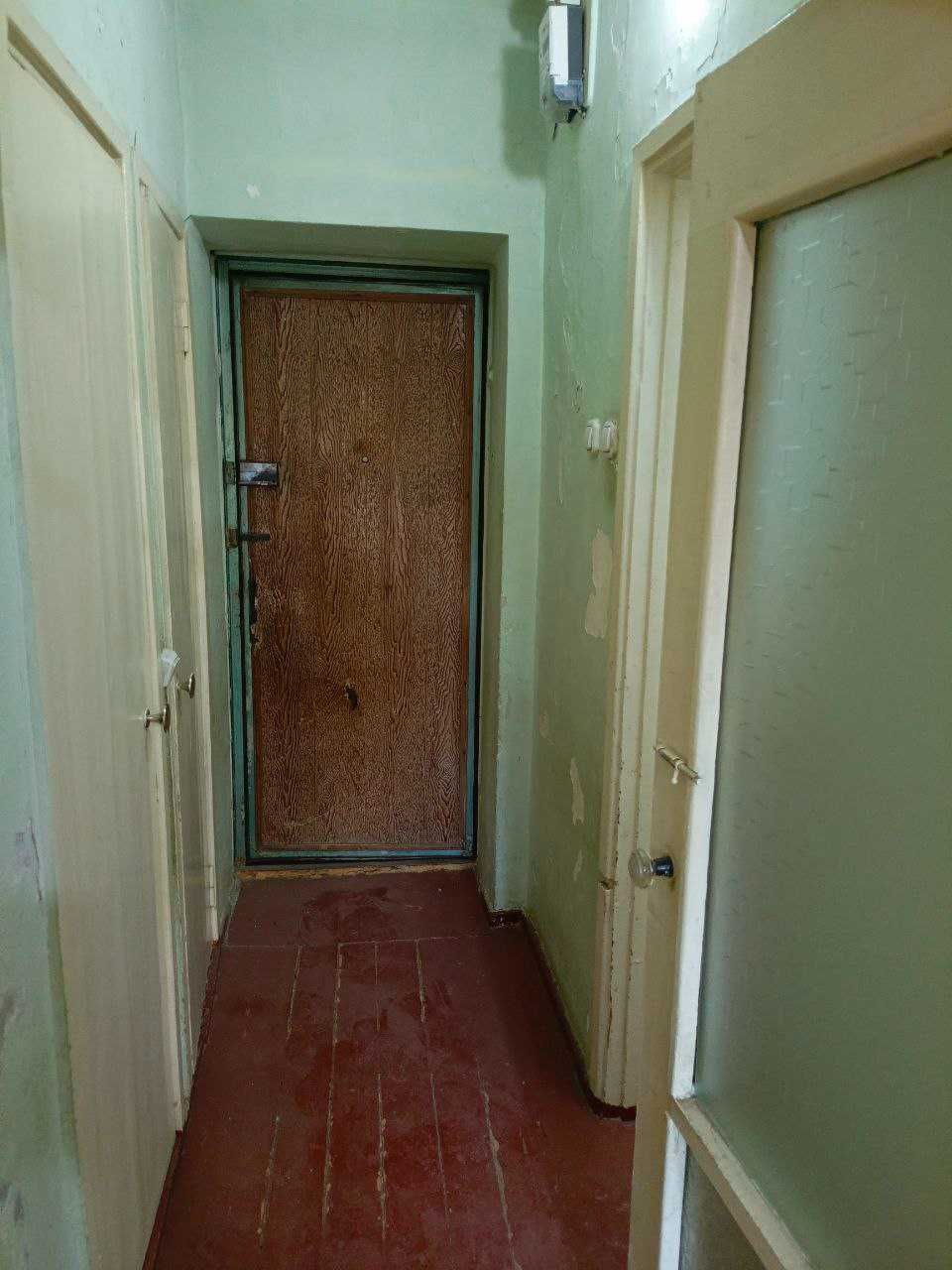 Юнусобад 2 квартал 1 хона, 3 этаж, ғиштли дом.
