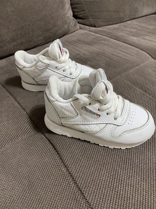 Adidas Reebok am masurat cu ruleta in interior si au 14 cm