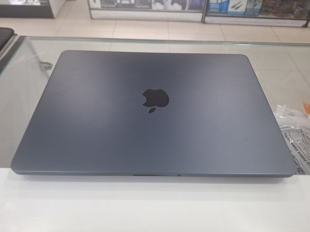 Macbook air m3  100 % emkost