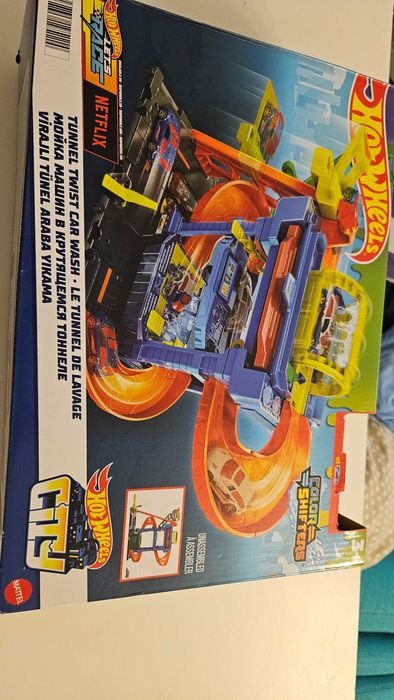 Camion hotwheels, spalatorie hotwheels