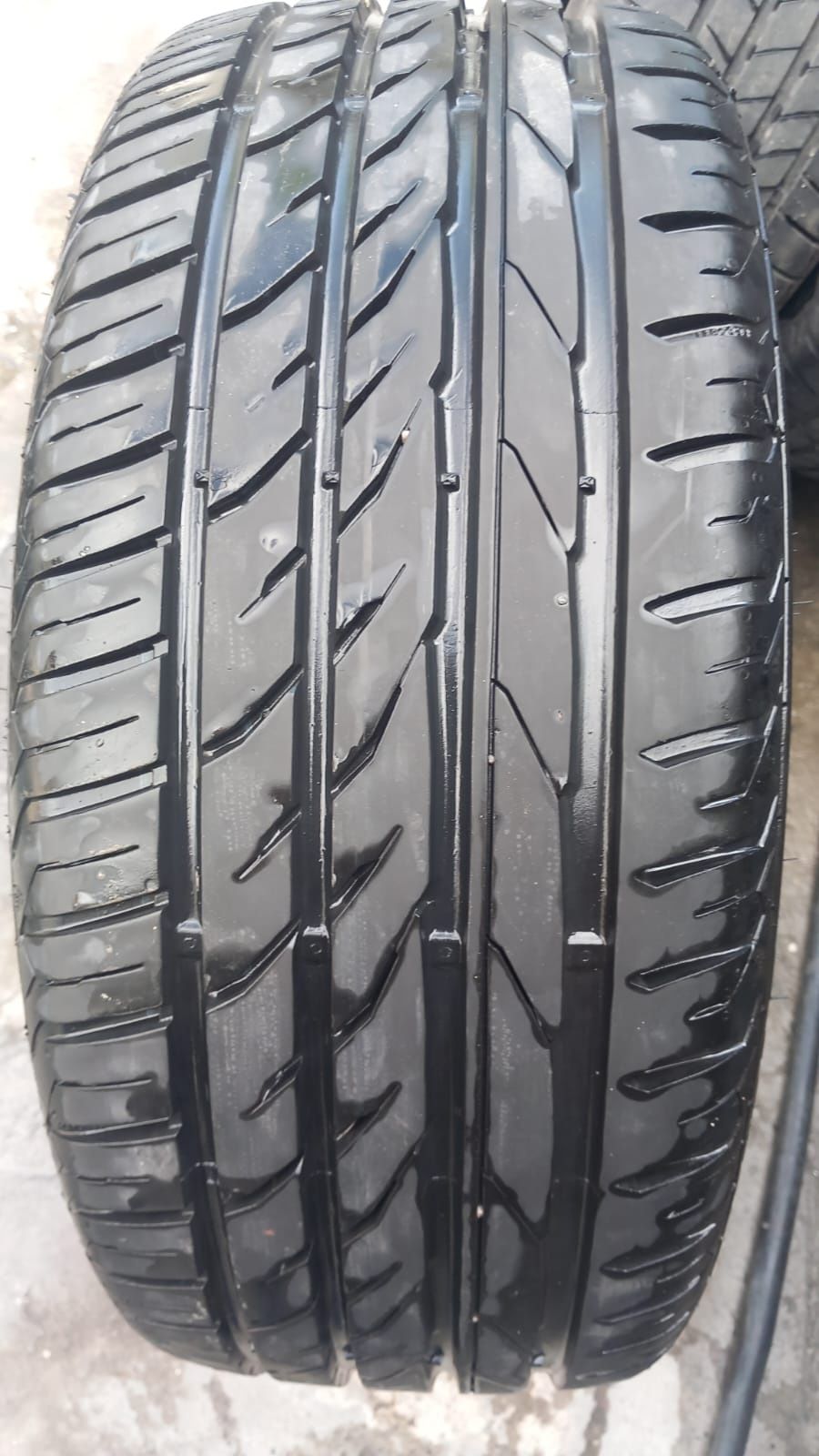 Una anvelopă 215/45r17 vară marca Matador, preț 150 lei bucata