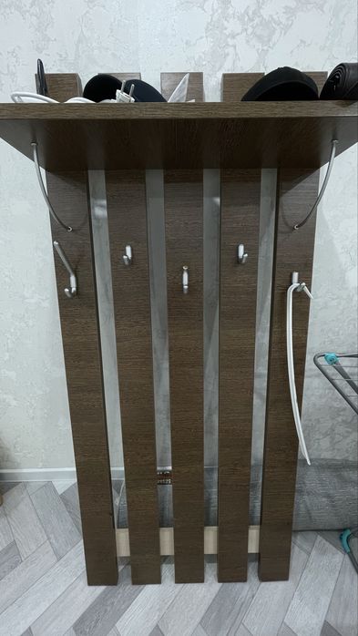 Продаётся шкаф и вешалка для прихожей