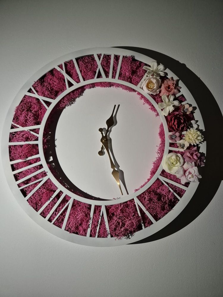 Ceas de perete decorat cu licheni