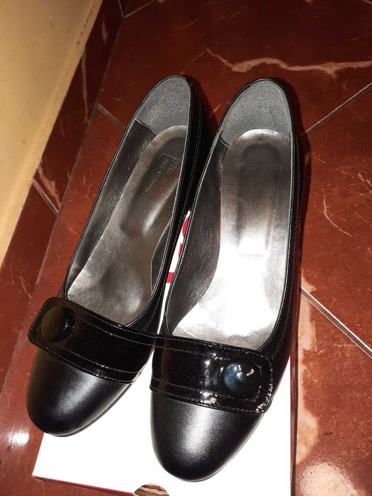 Pantofi din piele lacuita masura 39
