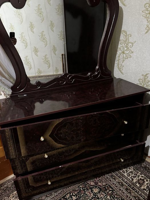 Кровать ва тримо сотилади