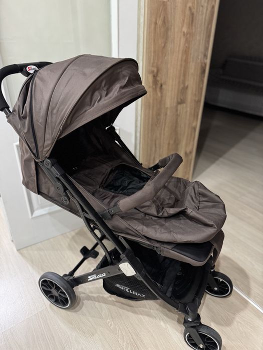 Прогулочная коляска коричневая