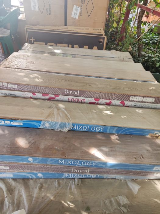 Ламинат новый разных цветов