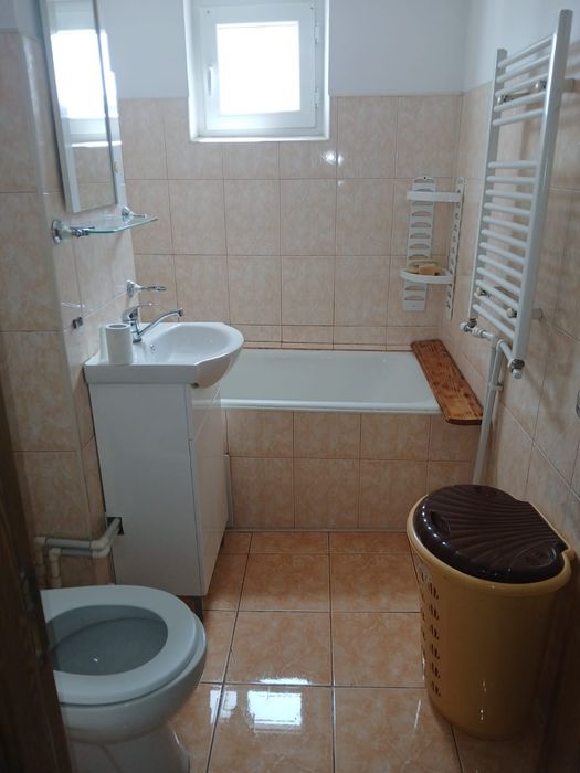 Închiriez garsoniera