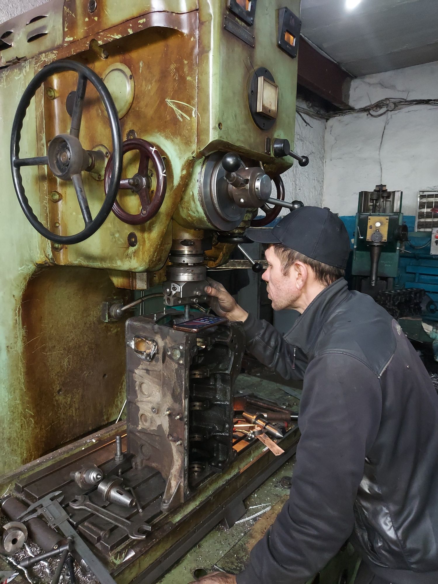 Токарь, токарные расточные услуги, шлифовка головок,фрезеровка головок