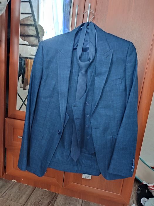 Мужской костюм тройка с галстуком