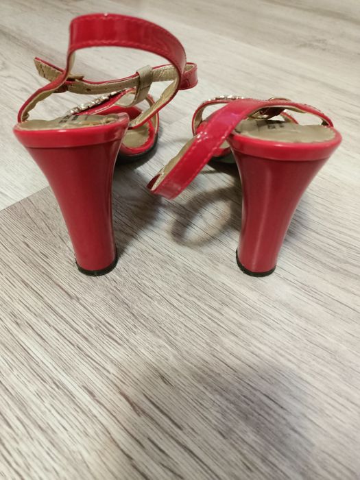 De vanzare pantofi și sandale piele naturala lacuita