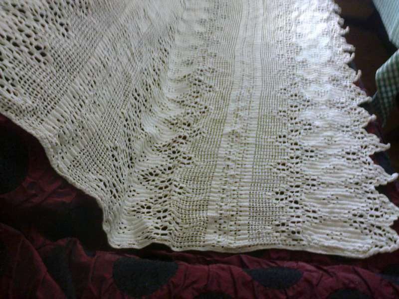 Оригинална ръчно плетена на една кука покривка за спалня