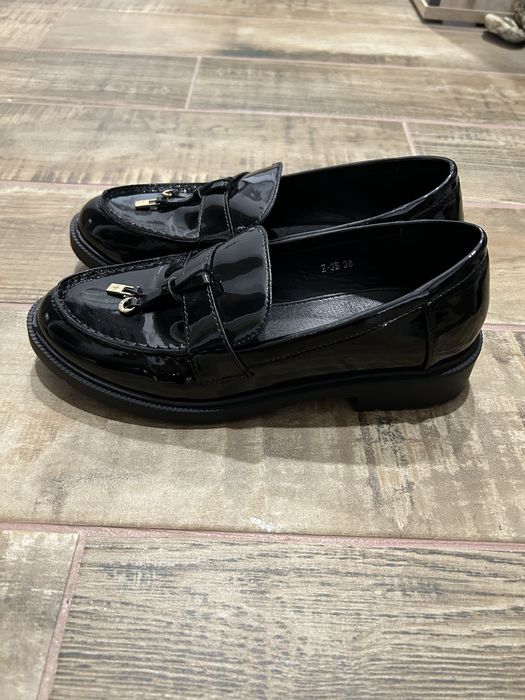 Лачени лоуфъри със златисти елементи