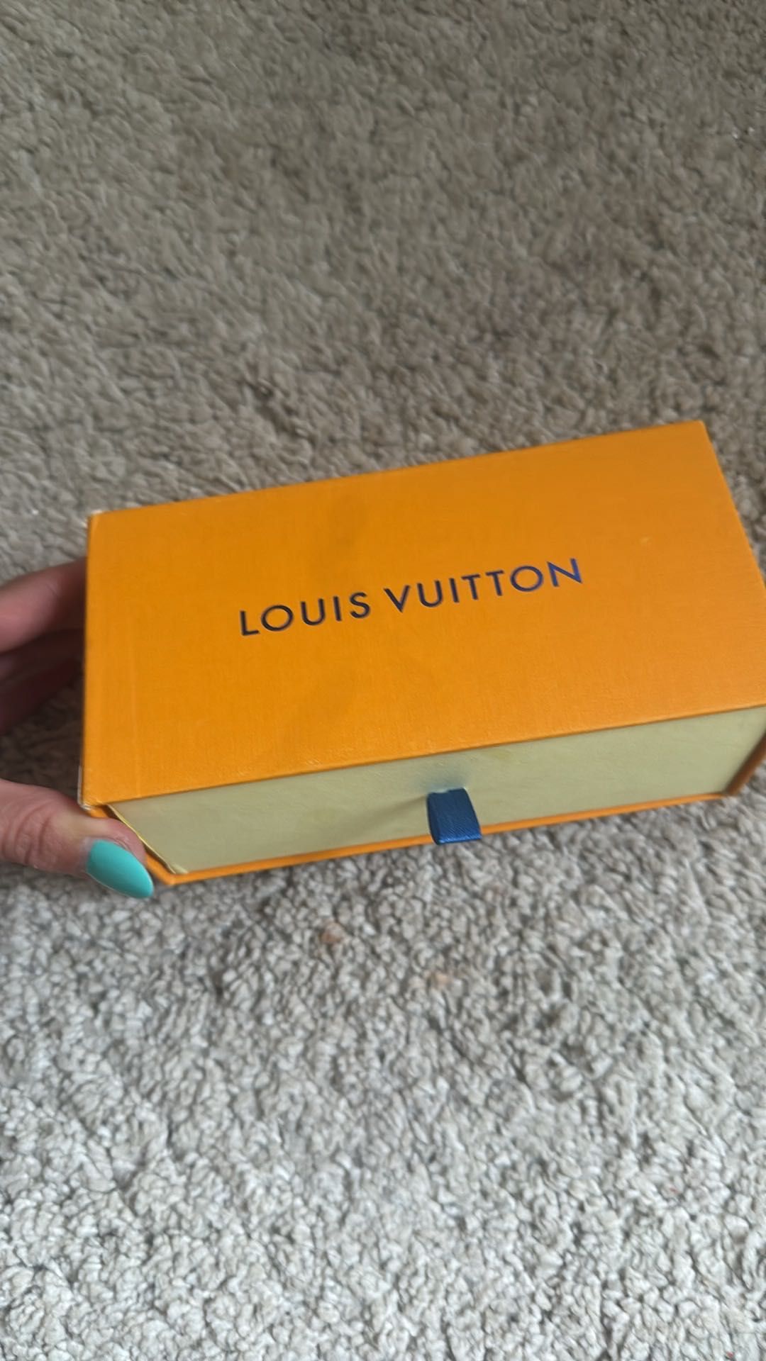 Louis Vuitton очила с кутия