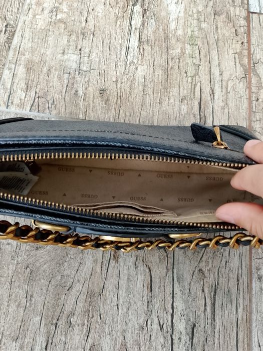 GUESS.      Izzy Crossbody Top Zip Coal Logo