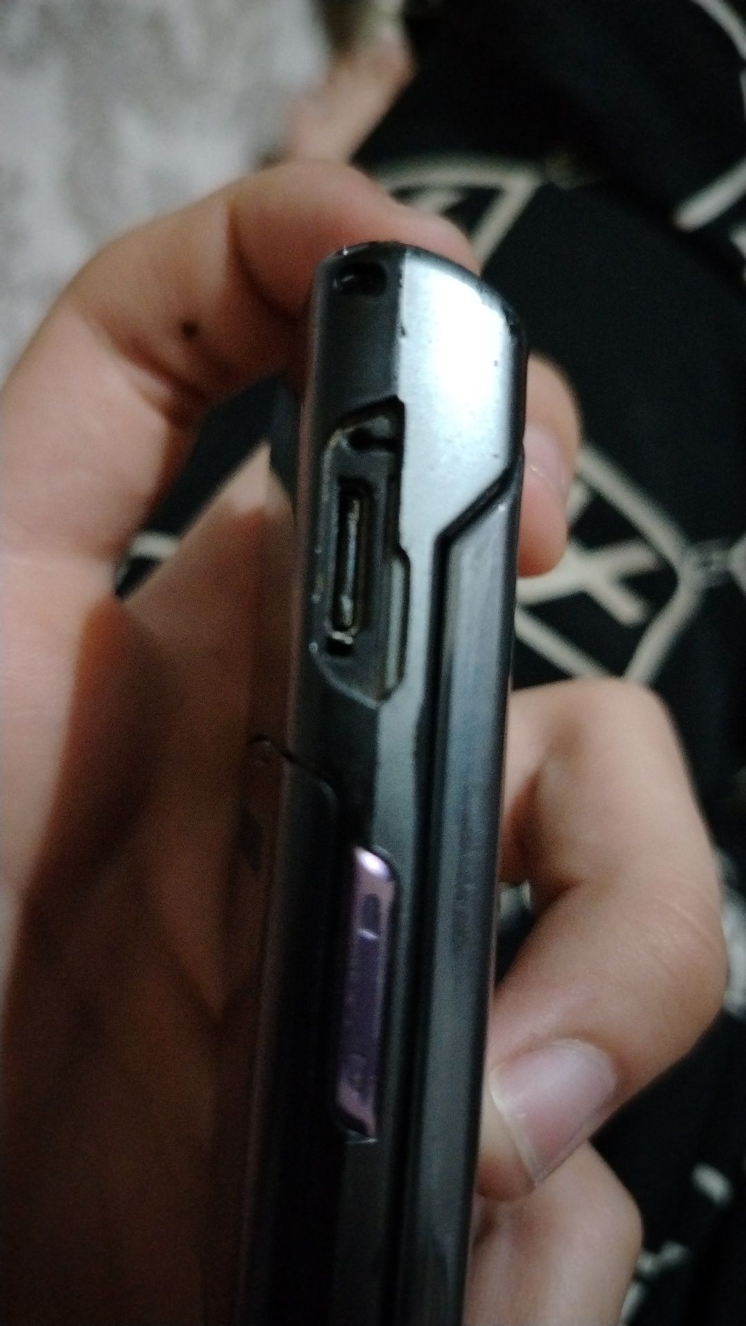 Samsung ANYCALL B590 legushka telefon sotiladi. !