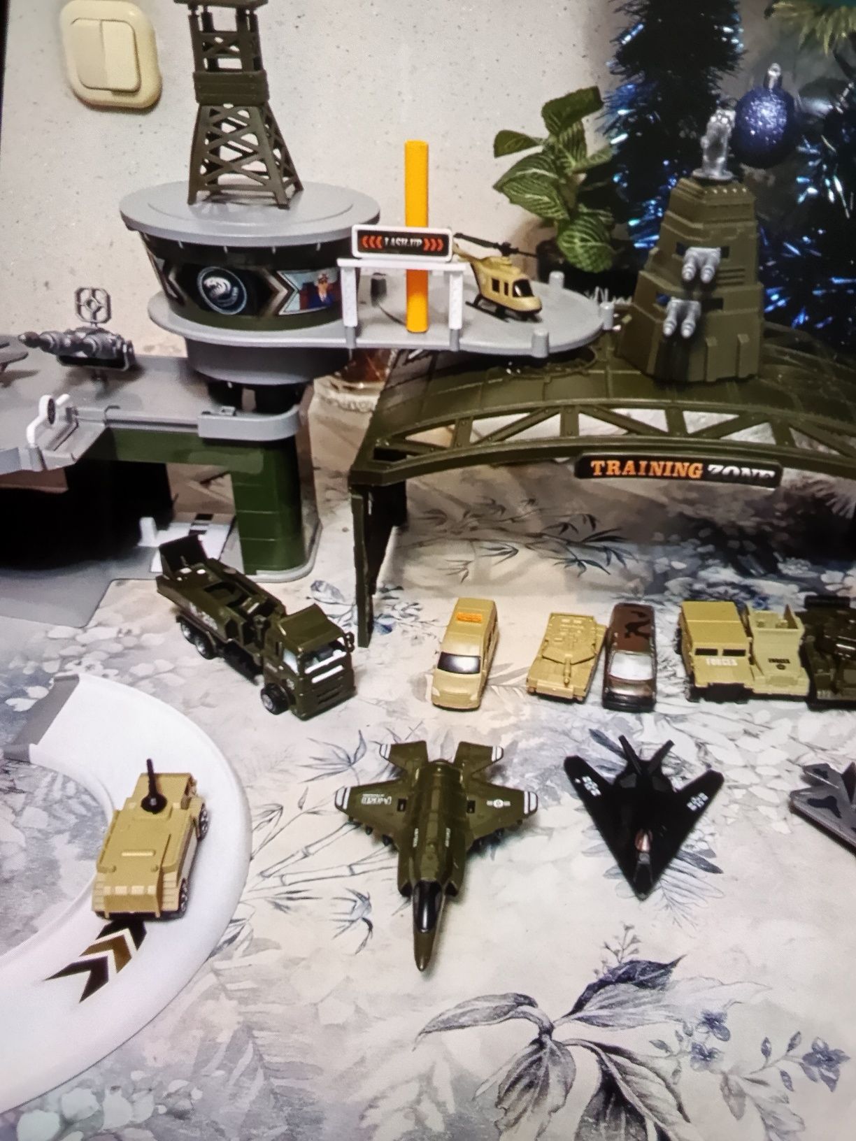 Продам детскую военную базу.