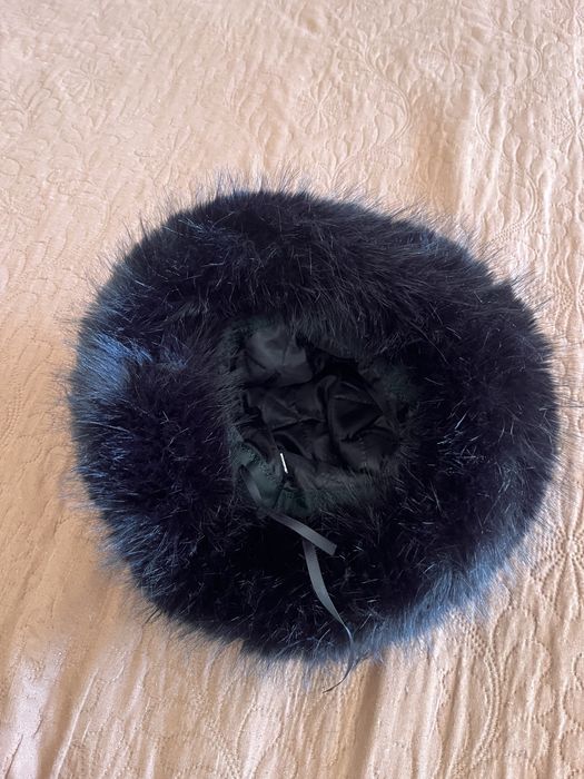 Черна пухена шапка