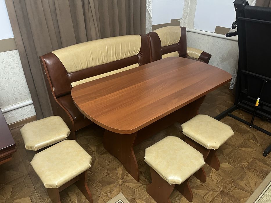 Стол с диваном и табуретками