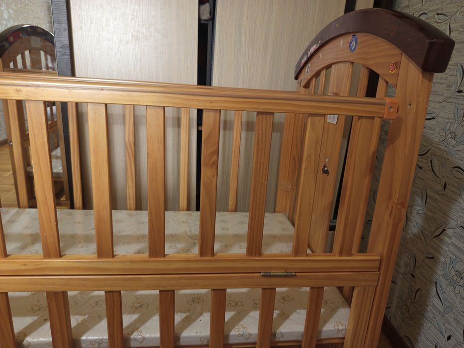 Продам детскую кроватку с матрасом