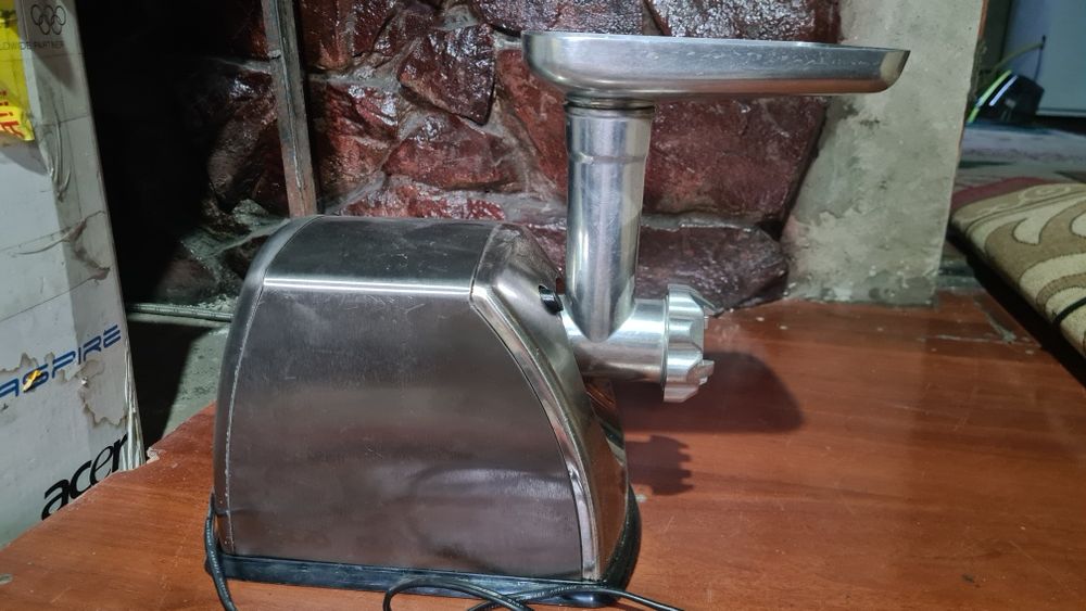 Продается электрическая мясорубка